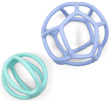 Dwie sensoryczne piłki z miękkiego tworzywa w kolorze niebieskim i miętowym dla niemowlaka. Jellystone Designs Jellystone Sensoryczne piłki 2w1 Blue & Mint
