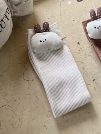 Kremowe podkolanówki dziecięce z aplikacją króliczka 3D z uszami w kropki. Fig&Pear Kremowe skarpetki królik 3D