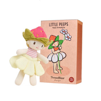 Pluszowa laleczka w żółtej sukience i różowej czapce w kształcie truskawki dla dziecka powyżej 12 miesięcy. ThreadBear Design Laleczka w pudełku Poppy Truskawka