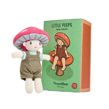 Laleczka pluszowa w kształcie muchomorka z różowym kapeluszem i zielonymi ogrodniczkami dla dziecka wraz z pudełkiem. ThreadBear Design Laleczka w pudełku Tommy Muchomorek