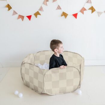 Suchy basen piłeczkowy beżowy w kratę dla dziecka z białymi piłeczkami. 3 Sprouts Basen Piłeczkowy Checkerboard Beige