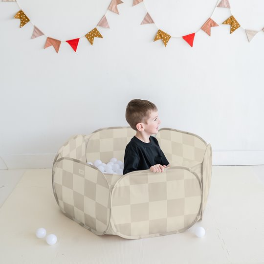 Suchy basen piłeczkowy beżowy w kratę dla dziecka z białymi piłeczkami. 3 Sprouts Basen Piłeczkowy Checkerboard Beige