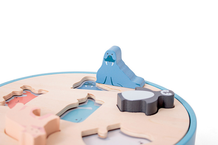Drewniany sorter zwierząt arktycznych z figurkami foki i morsa dla dziecka. BS Toys Drewniany sorter Zwierzęta Arktyki
