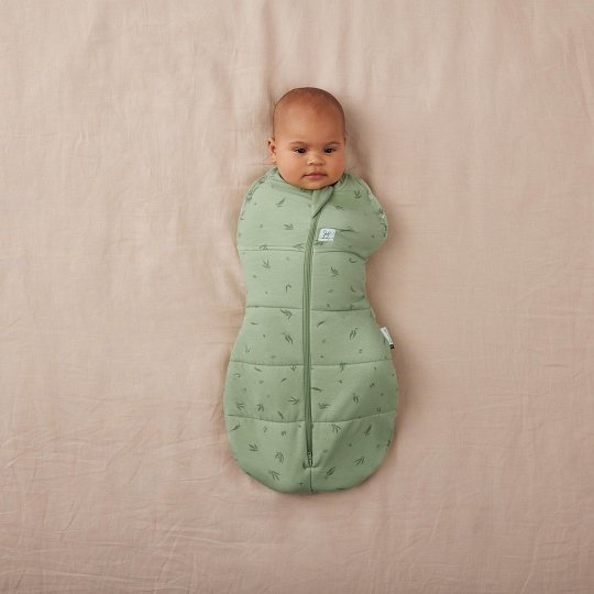 Zielony śpiworek otulacz dla niemowlaka z zamkiem i delikatnym wzorem na jasnym tle. ergoPouch Otulacz Śpiworek 2.5TOG Willow – ciepły/na jesień-zimę/zimowy gruby