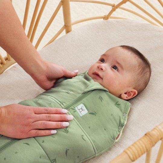 Zielony śpiworek otulacz dla niemowlaka z nadrukiem liści ciepły na jesień i zimę. ergoPouch Otulacz Śpiworek 2.5TOG Willow – ciepły/na jesień-zimę/zimowy gruby