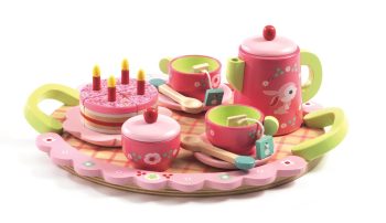 Drewniany zestaw urodzinowy dla dzieci różowy z tortem świeczkami czajniczkiem filiżankami i tacą. Djeco Drewniany zestaw urodzinowy LILI ROSE