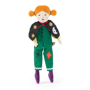 Szmaciana lalka z pomarańczowymi kucykami ubrana w zielony kombinezon i czarną pelerynę z motywem gwiazd dla dziecka. Moulin Roty Lalka LULU Les Cometes Filantes