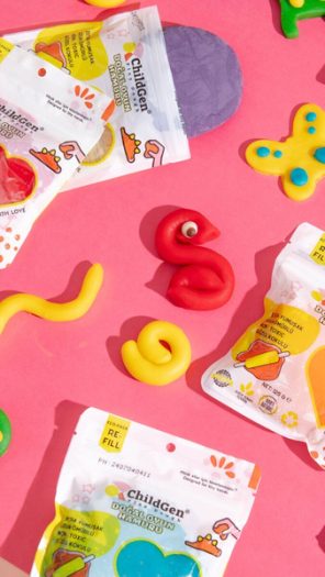 Kolorowa naturalna ciastolina do zabawy w różnych kształtach dla dzieci z opakowaniami na różne kolory na różowym tle. ChildGen Naturalna ciastolina do zabawy 9 KOLORÓW eko pack 9szt. 125 g Re Fill Play Dough