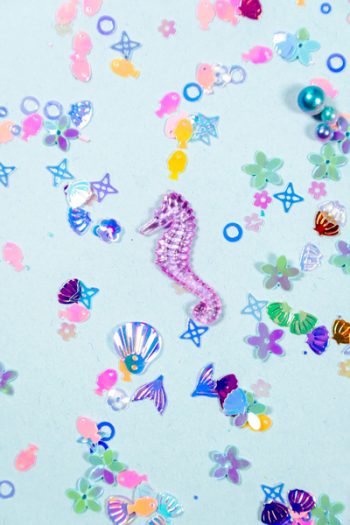Brokatowe i kolorowe figurki morskie muszle rybki konik morski gwiazdki do słoików sensorycznych dla dzieci. Glo Pals SEA Fun Fillers Wkład figurki brokaty i barwniki do słoików zabaw sensorycznych
