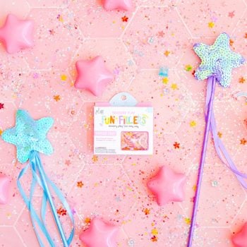 Figurki brokatowe gwiazdki i różowe gwiazdy na różowym tle z brokatem do słoików sensorycznych dla dzieci. Glo Pals FAIRY Fun Fillers Wkład figurki brokaty i barwniki do słoików zabaw sensorycznych