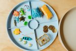 Taca sensoryczna z elementami podwodnego świata figurki ryb muszle piasek dla małego odkrywcy. Jellystone Designs Jellystone Zestaw sensoryczny Podwodny Świat wkład do tacki sensorycznej Play Tray