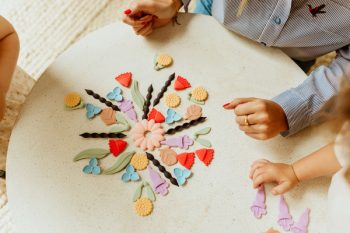 Układanka mandala z kolorowymi elementami do układania dla dzieci. Jellystone Designs Jellystone Mindful Mandala VIVID