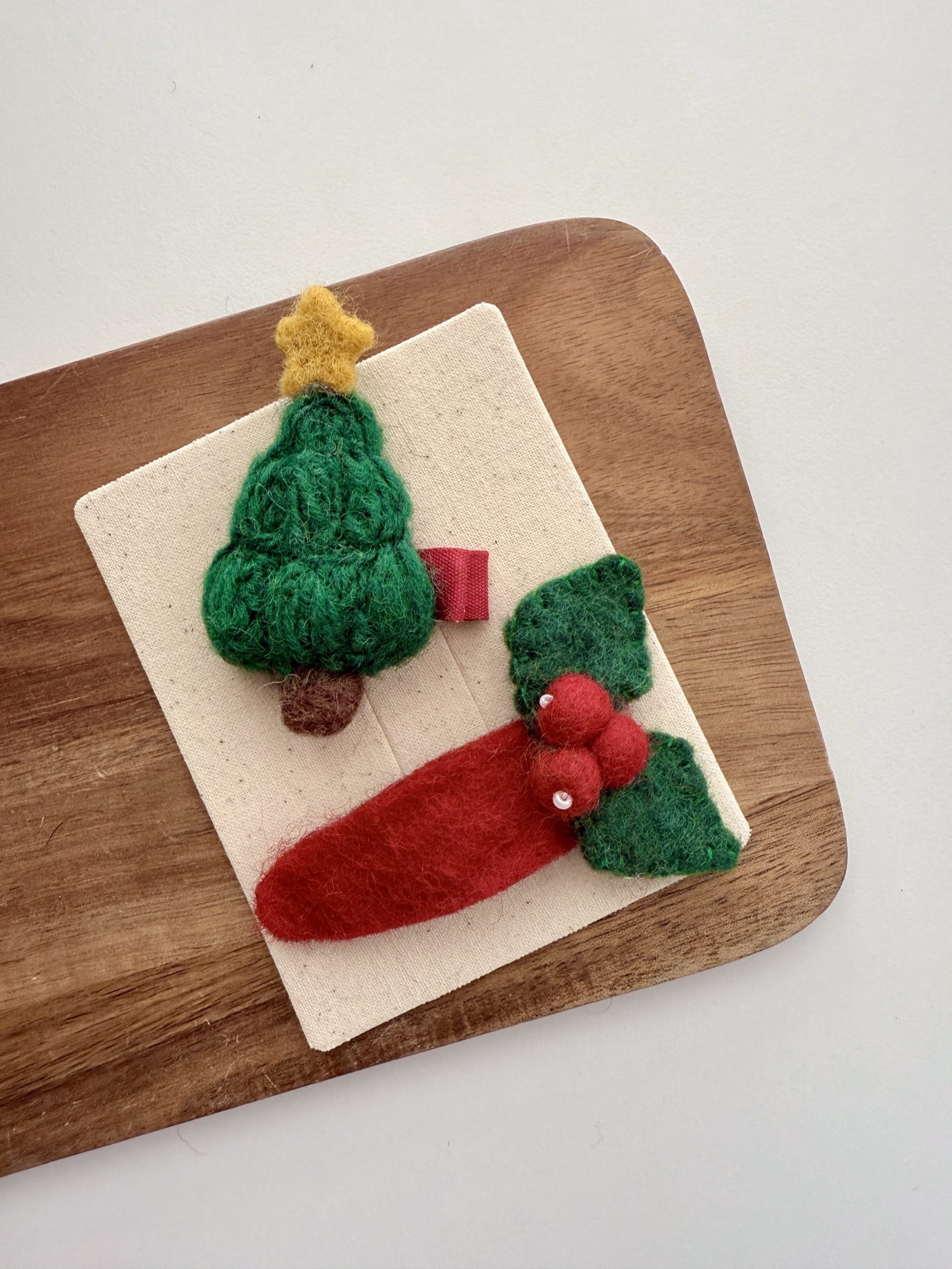 Zestaw dwóch bożonarodzeniowych spinek do włosów choinka i czerwona skarpeta z zielonymi liśćmi dla dziecka. Fig&Pear Bożonarodzeniowe spinki do włosów Xmas– 2-Pak