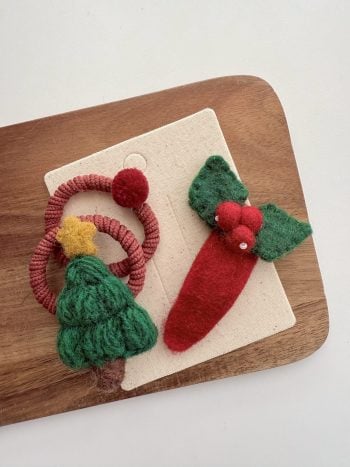 Zestaw trzech świątecznych ozdób do włosów z filcu choinka czerwona jagoda z zielonymi liśćmi dla dziecka. Fig&Pear Świąteczne ozdoby do włosów Xmas – 3-Pak