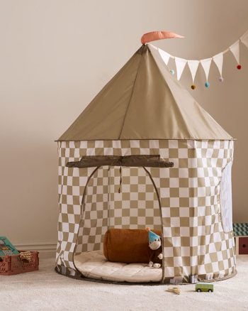 Namiot do zabawy w kratę khaki dla dziecka z okrągłym dachem i otwieraną klapą. Kid’s Concept Namiot do zabawy w kratę khaki