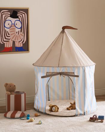 Namiot do zabawy dla dziecka w błękitne i białe paski z okrągłym wejściem i brązową kokardą w pokoju dziecięcym. Kid’s Concept Namiot do zabawy w paski błękitny