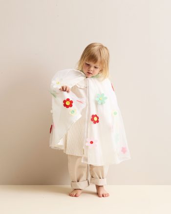 Dziecko w białej pelerynie z kolorowymi kwiatami przebranie dla dziecka. Kid’s Concept Przebranie kwiatowa peleryna