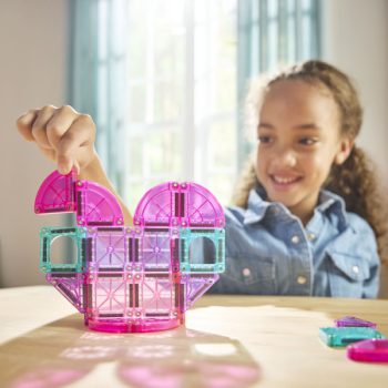 Klocki magnetyczne microMAGS w kształcie serca przezroczyste różowe i niebieskie dla dziecka. Magna-Tiles Klocki Magnetyczne microMAGS Heart to Heart Travel 26el