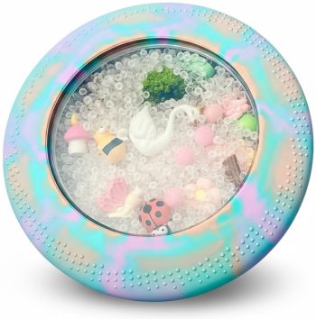 Sensoryczny dysk z przezroczystą kopułą i kolorowymi figurkami wróżek dla małego odkrywcy. Jellystone Designs Jellystone Sensoryczny dysk z figurkami A Ku Ku! Peekaboo motyw Wróżki