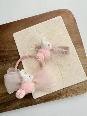 Zestaw spinek i gumek do włosów z ozdobą króliczka i różową kokardą dla dziecka. Fig&Pear Zestaw spinek i gumek do włosów Bunny Bow