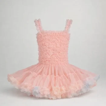 Tiulowa sukienka dziecięca w kolorze baby pink z falbanami i tęczowym wykończeniem dla dziewczynki. Fig&Pear Sukienka tiulowa Baby Pink Rainbow