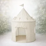 Beżowy namiot dla dzieci w kratę z okrągłym wejściem i małym daszkiem na szczycie. 3 Sprouts Namiot dla Dzieci Recycled Gingham Beige