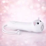 Biała latarka w kształcie kota z różowymi uszami i sznurkiem do zawieszenia dla dzieci. Rabbit&Friends Latarka Kot MIMI