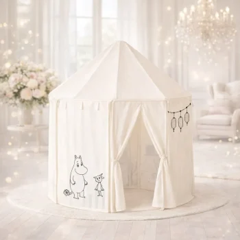 Biały namiot dziecięcy z nadrukiem postaci z Muminków z otwartym wejściem do zabawy dla dziecka. Kid’s Concept Namiot MOOMIN