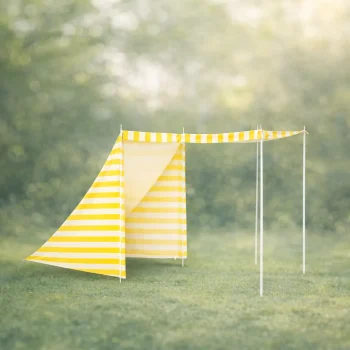 Żółty namiot plażowy w paski dla dziecka z daszkiem na trawie. Kid’s Concept Namiot plażowy yellow