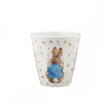 Biały ceramiczny kubek 220ml z nadrukiem królika Piotrusia w niebieskim ubranku dla dziecka. Petit Jour Kubek 220ml Królik Piotruś