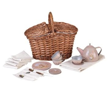 Zestaw herbaciany dla dzieci w wiklinowym koszu z różową porcelanową czajniczkiem filiżankami talerzykami i sztućcami z motywem myszy. Egmont Toys Zestaw herbaciany w wiklinowym koszu Myszki
