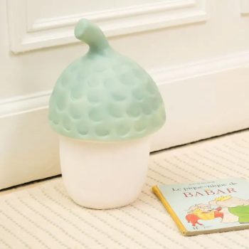 Lampka nocna LED w kształcie żołędzia z zieloną nakładką dla dzieci. Egmont Toys Lampka nocna LED Żołądź Migdałowy