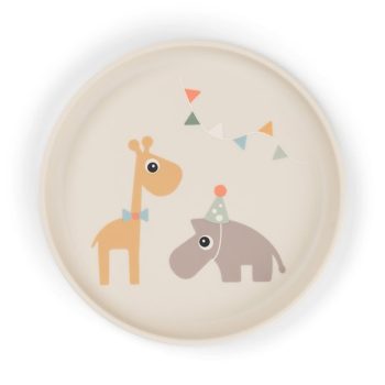 Okrągły talerzyk dla dziecka w kolorze piaskowym z grafiką żyrafy i hipopotama oraz kolorowymi chorągiewkami. Done by Deer Talerzyk dla Dziecka Foodie Celebration Sand