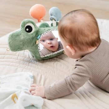 Zielona pluszowa zabawka lusterko w kształcie krokodyla dla niemowlaka. Done by Deer Zabawka Lusterko Stojące Croco Green