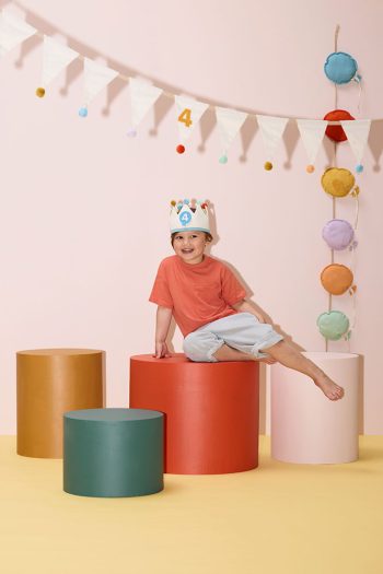 Girlanda urodzinowa z balonów w pastelowych kolorach z liczbą 4 dla dziecka na ścianie. Kid’s Concept urodzinowa girlanda z balonów