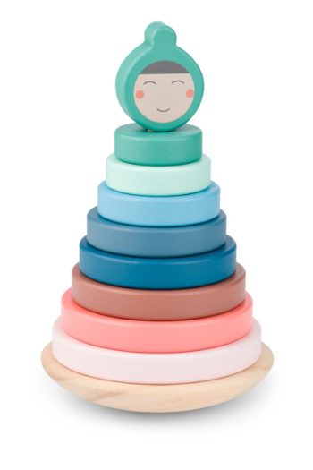 Drewniana piramida układanka w pastelowych kolorach z postacią dziecka na szczycie dla niemowlaka. BS Toys drewniania układanka sorter wieża balansująca
