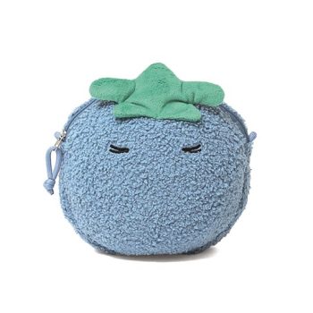 Niebieska pluszowa torebka dziecięca na aparat w kształcie jagody z zielonym liściem dla dziecka. Hoppstar Torebka Dziecięca na Aparat Cheeky Fruits Blubelle