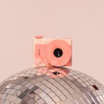 Aparat fotograficzny dla dzieci w kolorze różowym na tle różowym na lustrzanej kuli disco. Hoppstar Aparat fotograficzny dla dzieci Popcorn Sorbet