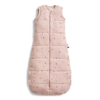 Różowy śpiworek dla niemowlaka z wzorem drobnych kwiatów bez rękawów z zamkiem z przodu na jesień i zimę. ergoPouch Śpiworek Jersey 2.5TOG Daisies – ciepły/na jesień-zimę/zimowy gruby