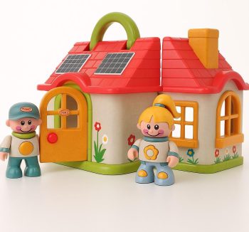 Drewniany domek dla lalek z czerwonym dachem i dwoma figurkami dziecięcymi dla 3 lat i więcej. Tolo Domek z lalkami BIO First Friends 3 lata+