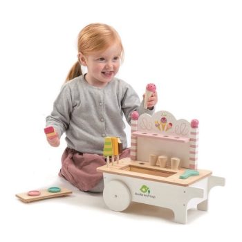 Drewniany sklepik z lodami na magnesy z kolorowymi lodami i stołem dla dziecka dziewczynka bawi się zabawką. Tender Leaf Toys Drewniany sklepik z lodami na magnesy