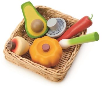 Wiklinowy koszyk z drewnianymi warzywami dla dzieci avocado marchewka pieczarka cebula dynia por. Tender Leaf Toys Wiklinowy koszyk z warzywami