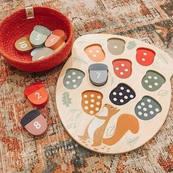 Drewniana układanka wiewiórka z kolorowymi żołędziami do liczenia dla dzieci. Tender Leaf Toys Drewniana zabawka Wiewiórka i liczenie żołędzi