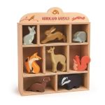 Drewniane figurki leśnych zwierząt w drewnianej półce dla dzieci. Tender Leaf Toys Drewniane figurki do zabawy Leśne zwierzęta