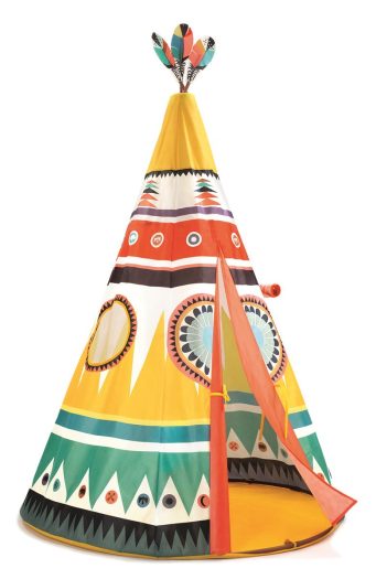 Namiot tipi dla dzieci w kolorach żółtym zielonym i pomarańczowym z wzorami geometrycznymi i piórami na szczycie. Djeco Namiot Indianina Tipi 110×164