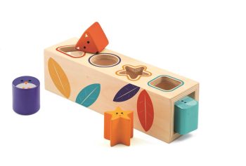 Drewniany sorter kształtów z otworami i kolorowymi figurkami dla dziecka. Djeco Sorter dopasuj kształty BOITA BASIC