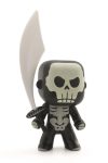 Czarno-szara figurka wojownika z motywem szkieletu trzymająca dużą białą broń dla dzieci. Djeco Figurka Wojownika SKULLY