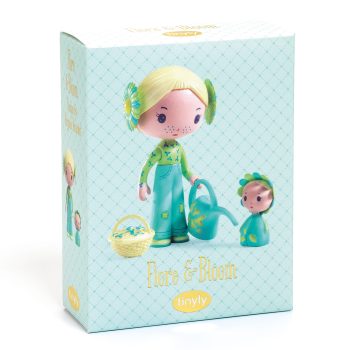 Drewniane figurki postaci kobiety i dziecka w zielonych ubraniach z konewką i koszykiem dla dzieci. Djeco Figurki FLORA & BLOOM
