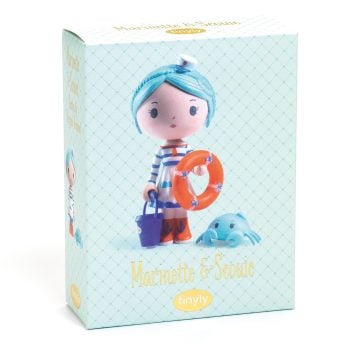 Drewniana figurka dziewczynki w niebieskiej czapce i pasiastym ubraniu z kołem ratunkowym oraz niebieski ośmiornica dla dzieci. Djeco Figurki MARINETTE & SCOUIC