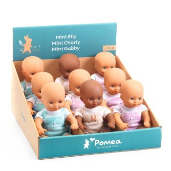 Zestaw dziewięciu małych lalek bobasów o różnych odcieniach skóry w kolorowych ubrankach dla dzieci powyżej 18 miesięcy. Djeco Lalki MINI POMEA 9szt ELLY CHARLY i GABBY